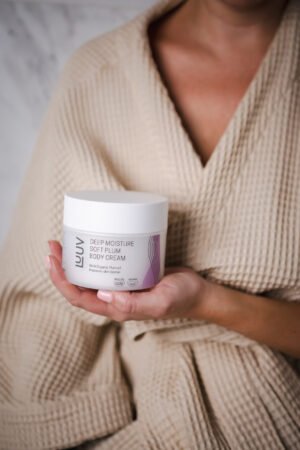 Drėkinantis kūno kremas su slyvų aliejumi